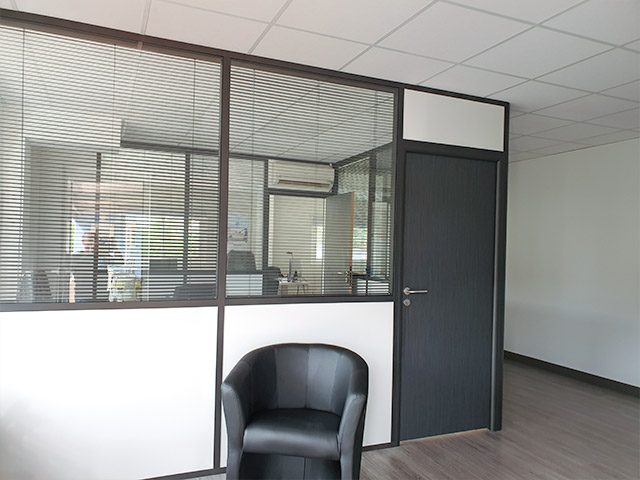 Pose de cloison double vitrage dans local professionnel et bureau