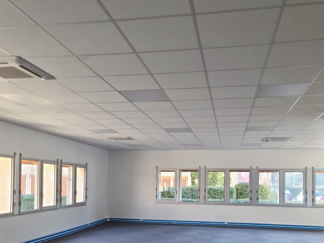 Pose de faux plafond dans local professionnel et bureau